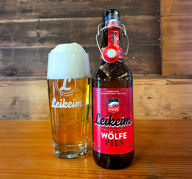Ein Bier für die Wölfe, für die Fans, für Selb.