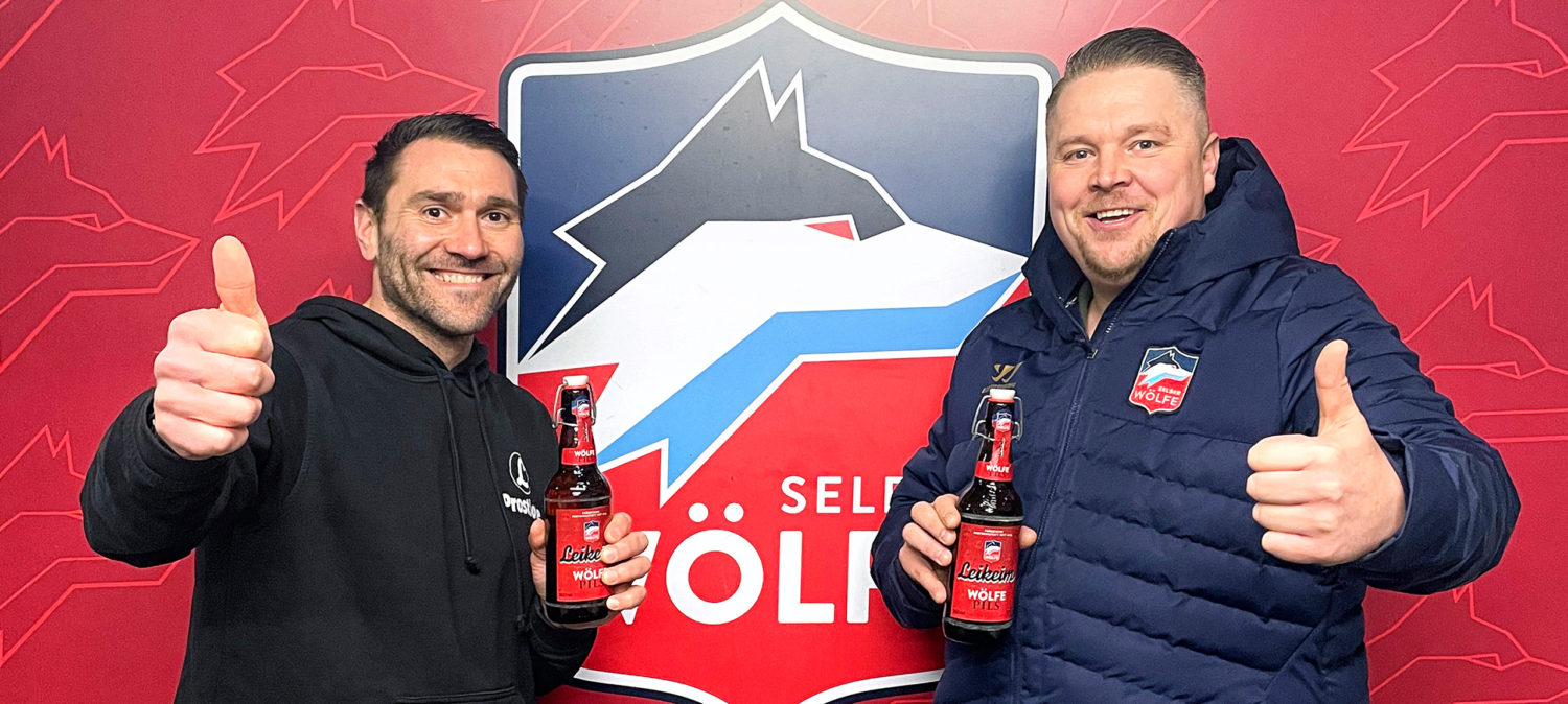 Ein Bier für die Wölfe, für die Fans, für Selb.