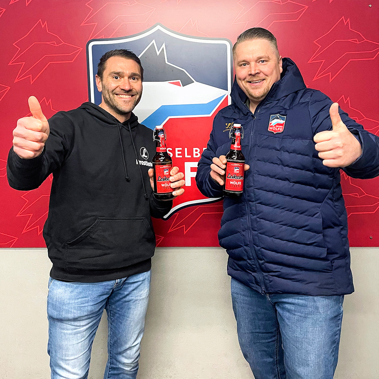 Ein Bier für die Wölfe, für die Fans, für Selb.